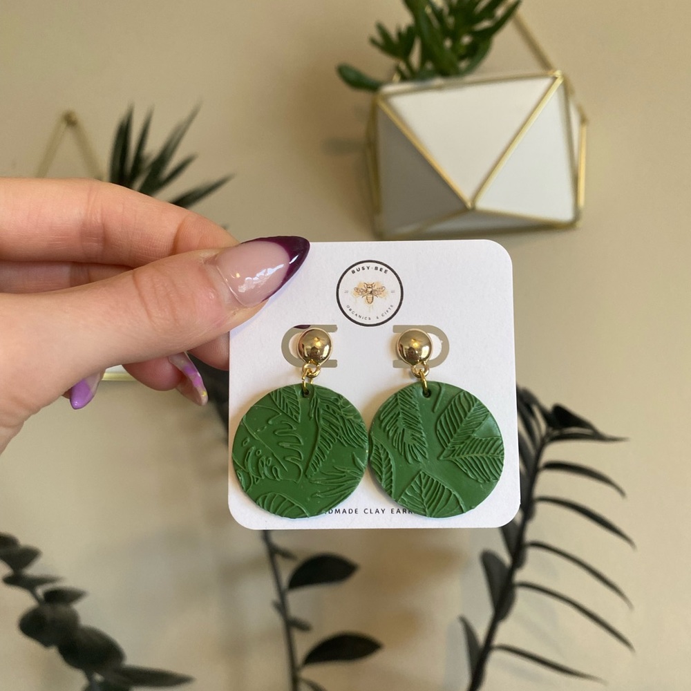 BUSY•BEE GREEN LEAF CIRCLE CLAY EARRINGS